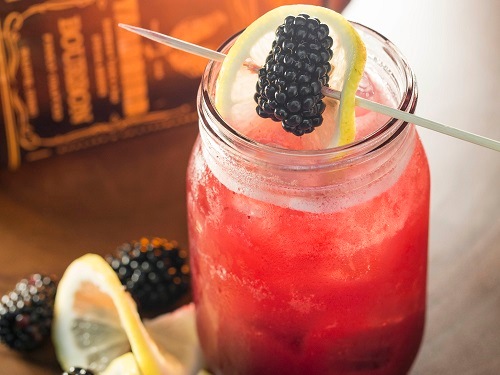滨海湾金沙 Bird Blackberry Bourbon Lemonade 鸡尾酒